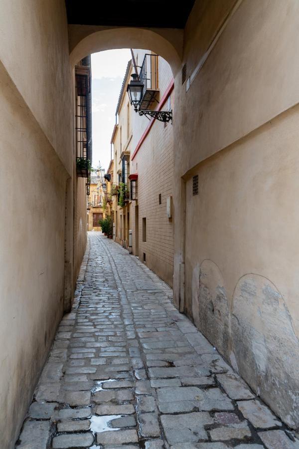 Bonito Callejon En La Juderia By Thegoodtourist Sevilla Exteriör bild